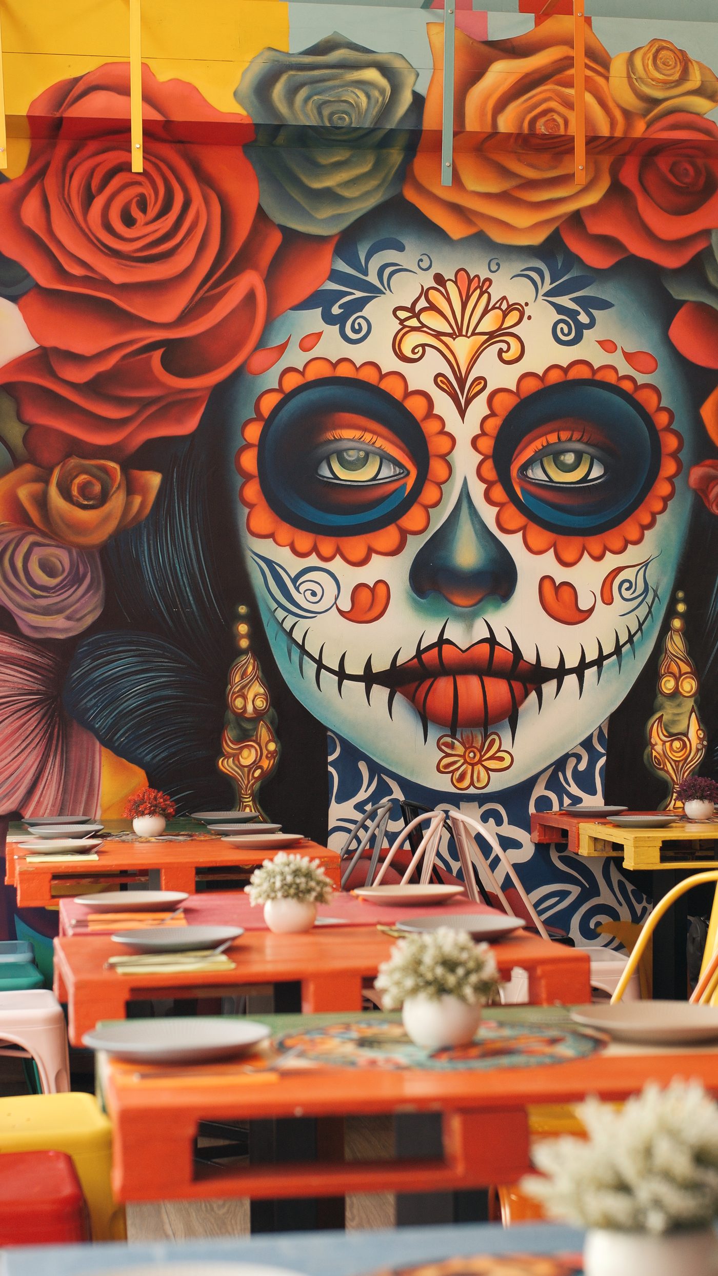 Catrina de rosas en el interior de La Patrona