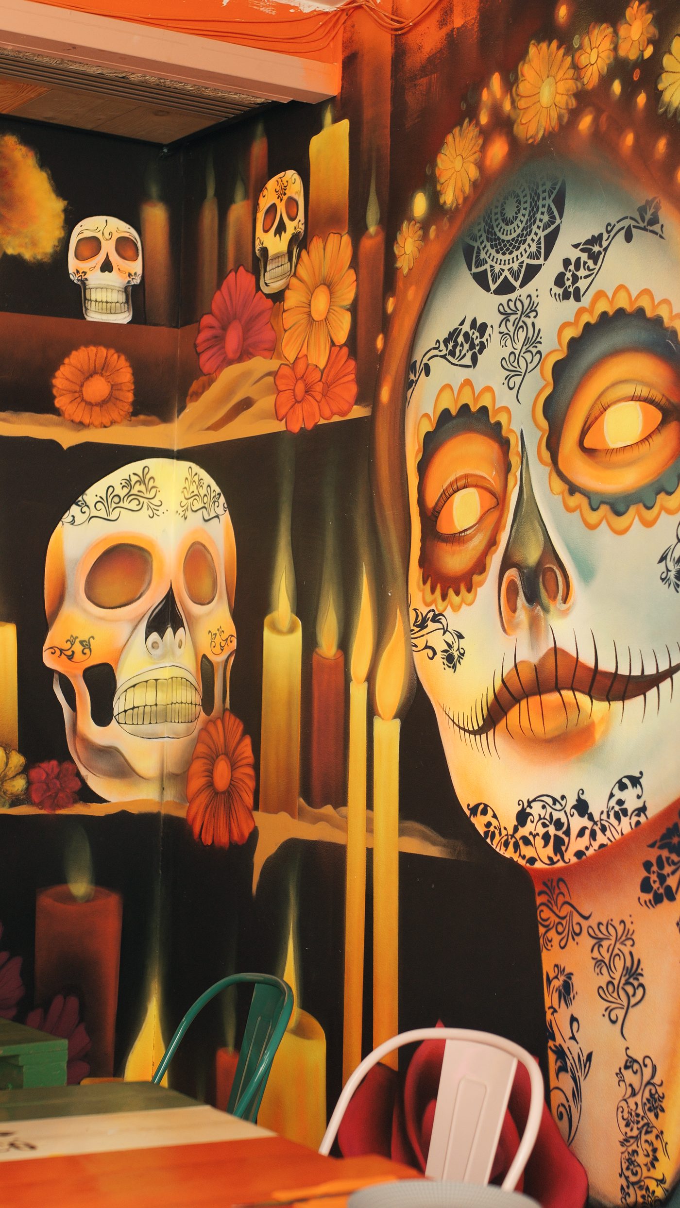 Ofrenda de Día de Muertos pintada en el restaurante